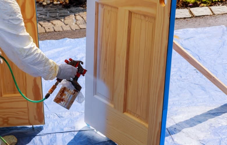 Professional inschakelen om een deur te schilderen