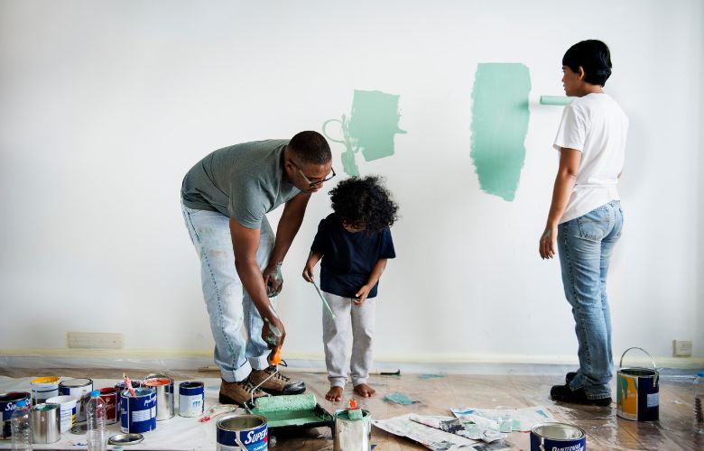 Familie schildert samen woonkamer 