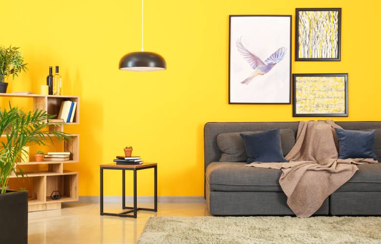 Gele accentmuur in de woonkamer